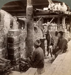 Håndværkere ser på ovne fulde af Awata-porcelæn, Kinkosan-værker, Kyoto, Japan, 1904