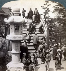 Tilbedere krydser den halvcirkelformede bro til Kameido-templet hinsides, ser mod nord, Tokyo, Japan,