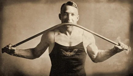 Den californiske Strongman Mr P. A. Linebarger bøjer en jernstang med sine tænder, San-Francisco ca. 1922