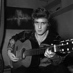 Den franske sanger Christophe (Daniel Bevilacqua) maler et lærred derhjemme, 18. november 1969