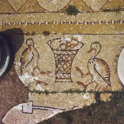 Libanon, del af en byzantinsk mosaik blandt ruinerne af Beit Meri.