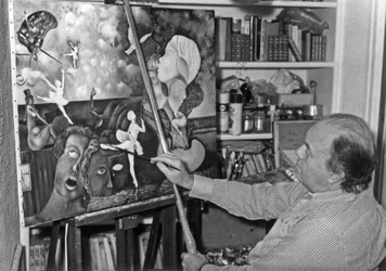 Pierre Velly Alias Pierre De Varga i sit værksted giver et sidste touch til et af hans lærred 11. april 1986
