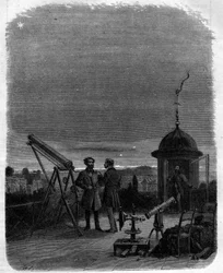 Astronomer observerer med deres astronomiske briller planeten Merkur på himlen i Paris, 17. februar