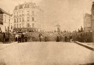 Barrikade i højderne af Menilamount, Paris, marts 1871