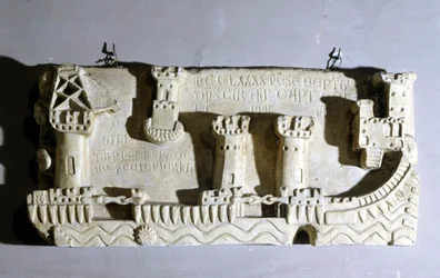 Bas-relief, der repræsenterer den gamle havn i Pisa. Vi bemærker kæderne, der blokerer adgangen til havnen, taget af Genova som et trofæ efter slaget ved Meloria mod Korsika. Genova, Peglis flådemuseum. 1290.