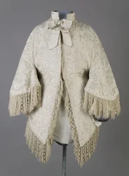 Bertha Palmers frakke, ca. 1870 (set forfra), Ribbet silkemoiré, frynser og krystalperler