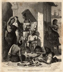 Burmesiske købmænd, der sælger stoffer og parfume til laotiske kvinder ved døren til en pagode i Muong Mai. Gravering til illustration af udforskningsrejsen i Indokina af Francis Garnier, løjtnant de Vaissseau, i 1866-1868, udgivet i "" Le tour du mond