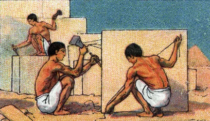 Dagligliv i det gamle Egypten: stenhuggere arbejder på pyramidebyggepladser, begyndelsen af det 20. århundrede (chromo)