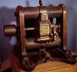 Dynamo-elektrisk maskine af typen Gram, der producerer jævnstrøm, realiseret i 1877 af Sautter- og Lemonnier-fabrikkerne. 1877.
