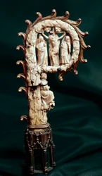 Bispestav af kobber, forgyldt metal og elfenben med en fremstilling af Korsfæstelsen. Omkring 1300. Paris, Nationalmuseet for middelalderen, Cluny-badene