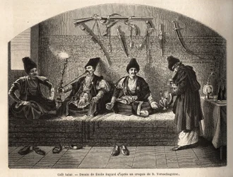 Inde i en tatarisk cafe i Schoucha (Transkaukasien, Rusland), hvor mænd mødes for at drikke te og ryge vandpibe. Indgravering til illustration af rejsen i Kaukasus-provinserne, af Basile Vereschaguine, i 1864-1865, udgivet i "" le tour du monde"", under