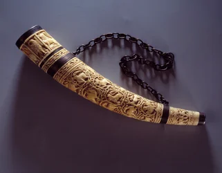 Ivory Oliver monteres på sølv. 1050-1100. Paris, Louvre-museet