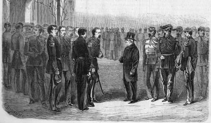 Januar 1873: Adolphe Thiers (1797-1877), fransk politiker, republikkens præsident ledsaget af krigsministeren og general Hartung besøger Ecole Polytechnique. Stik fra 1873.