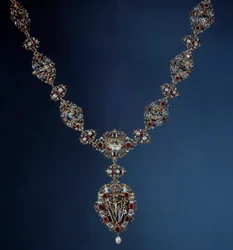 Halskæde af kejseren af Det Hellige Rige, Kongen af Bøhmen og Kongen af Ungarn Rodolph II (1552-1612) i emalje, guld og fine sten med vedhæng, der forestiller scener af passionen. 16. århundrede. Paris, Louvre-museet