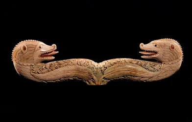 Orientalsk kunst: tau de houlette (enden af hyrdestokken) med elfenbensfarvede dyrehoveder. Paris fra det 15. århundrede, armensk museum
