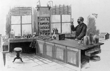Portræt af den tyske læge Robert Koch (1843-1910) i hans laboratorium.