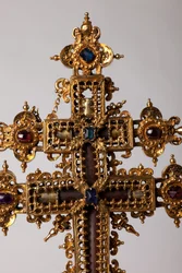 Relikviekors. Metalsmedning med juveler. Oprindelseskloster (Saint-Amand Tournai, tidligere Elnone. 1500-tallet. Detalje midt på korset.