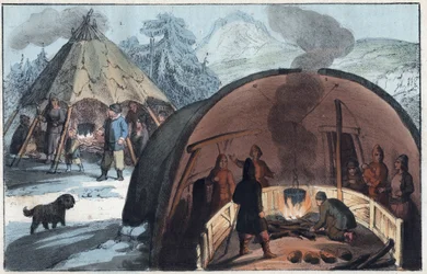 Samisk familie i et telt i Lapland - det indre af en laplandsk hytte med en familie omkring ilden - stik fra »Usi e Costumi di Tutti i Popoli dell