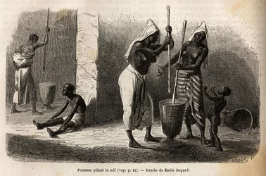 Scene i det daglige liv: kvinder, der hamrer hirse, i Sekou (Niger), omgivet af børn. Gravering til illustration af løjtnant (Flåden) M. Mages rejse til Vestsudan i 1863-1866, offentliggjort i "Le tour du monde, nouveau journal des voyages", under dir.