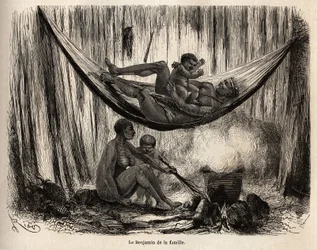 Scene fra Yahuas-indianernes familieliv fra missionen San Jose (Peru), manden leger med sit sidste n i en hængekøje, mens konen og lyskebarnet forbereder stilke af palme-chambira, bestemt til at lave hængekøjer-net, hvori Yahuas udmærker sig. Engra