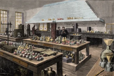 Louis Pasteurs (1822-1895) store laboratorium, fransk kemiker og biolog, på École normale supérieure - Louis Pasteur i sit laboratorium på École normale supérieure - Gravure af Meyer, 1884