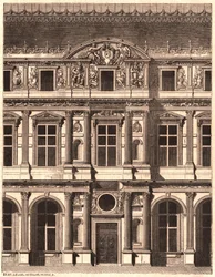 Udsigt over en del af fronten af gården til Louvre, Paris, Frankrig