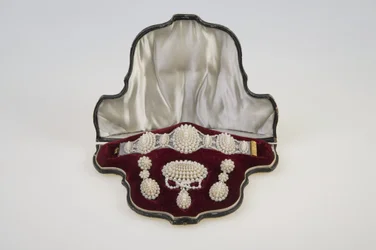 Bryllupsarmbånd, broche og øreringesæt