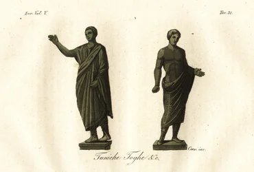 Gamle etruskiske statuer, der viser mænd iført toga, tunika, calzari (sko) osv.