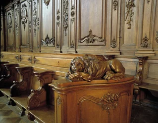 Barokarkitektur: træbod, der repræsenterer en løve, egenskab for evangelisten Sankt Markus. Kor (1700-tallet) af St. Stephens kirke. Indvendig udsigt. Marmoutier, Bas Rhin (67).