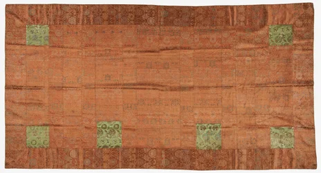 Brokade, silke. En buddhistisk munkedragt, lappet; kesa