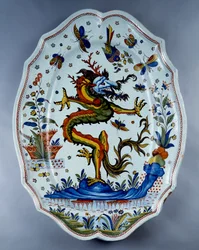 Fajance fad dekoreret med en drage. Sevres fra det 18. århundrede.