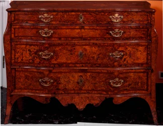 Møbler: kommode lavet af cedertræ. 1735-1745 ca. Svag. 97x137x68 cm Privat samling