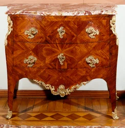 Møbler: lille kommode lavet af cedertræ. 1735-1745 ca. Svag. 87x100x50 cm Privat samling