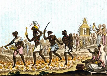Indien. Fakirer, der går på glødende kul. 1800-tals gravering.