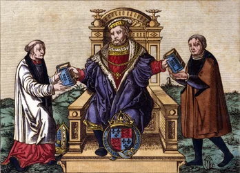 Portræt af kong Henrik VIII af England (1491 - 1547) på sin trone, der udsender Bibelen til to hofmænd. Farvegravering.