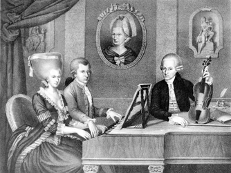 Portræt af Wolfang Amadeus Mozart (1756 - 1791) mellem sin far og mor. Litografi af det 19. århundrede.