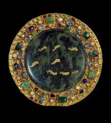Religiøs genstand: serpentin patene fra det 1. århundrede f.Kr. eller det nedre romerske imperium og guldramme indlagt med perler og ædelstene fra perioden med Karl den Skaldede (850-900 e.Kr.). Paris, Louvre-museet