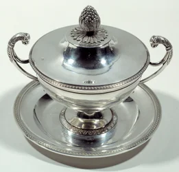 Sølvbæger med top top af fyrretræskegle. 1789-1809. Se. National Renaissance Museum