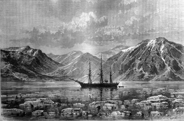 Nils Adolf Eriks (Eric) Baron Nordenskjolds (Nordenskiold) båd (1832-1901), “” Vega”, ved Konyam- bay. Indgravering omkring 1880.