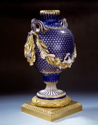 Vase med fiskehale i hårdt porcelæn. Omkring 1765-1770. Paris, Louvre