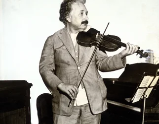 Albert Einstein spiller på violin, ca. 1932 (s/h foto)