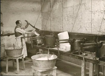 Frankrig, Centrum, Indre-et-Loire (37), Tours: Laboratoire Metadier: En mand forbereder formene til fremstilling af Kalmines tabletter