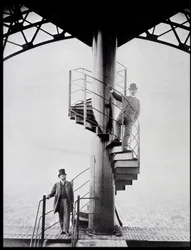 Gustave Eiffel og hans svigersøn Adolphe Salles på trappen til Eiffeltårnet, Paris