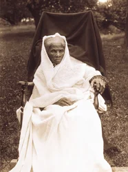 Harriet Tubman, fuldlængde portræt, siddende i stolen, vendt foran, sandsynligvis i hendes hjem i Auburn, New York