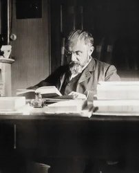 Henri Poincaré ved sit arbejdsbord - Bibl. fra Ecole Polytechnique