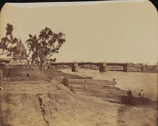 Jernbro med stenmoler, med civile i forgrunden, Gumti River, Lucknow