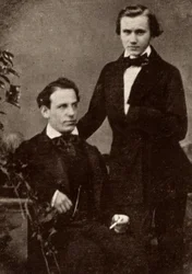 Johannes Brahms (1833-1897), tysk komponist, stående sammen med den flygtede ungarske violinist Eduard Remenyi (1828-1898), som han var på turné med (raster fra et fotografi).
