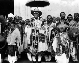 Kong Menelik II (1844 - 1913) omgivet af sit hof. Etiopien.