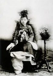 Koreansk kvinde i traditionel brudekjole