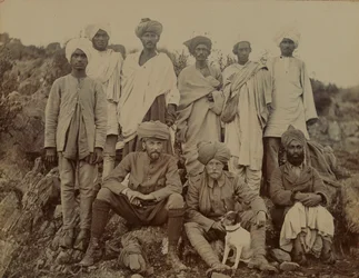 Løjtnant S Edwardes med sin hund Biddy, 1895 ca